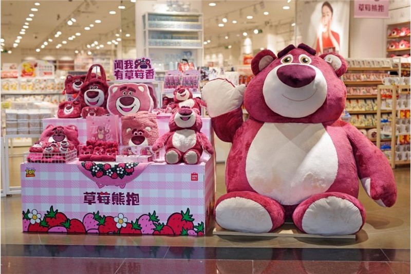 保定名创优品再度携手迪士尼，这个冬天草莓熊陪你过